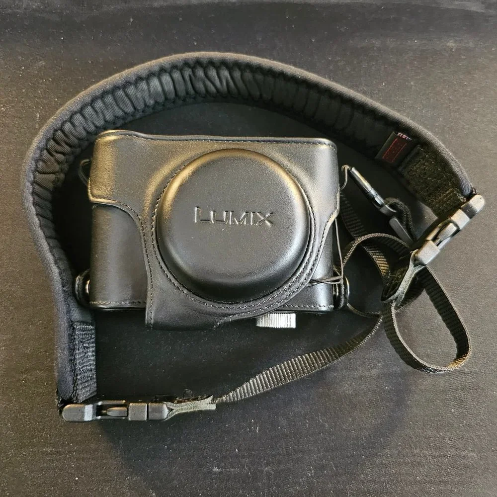 Panasonic Lumix DMC-LX7, EUC, incl. OEM leather Panasonic case, strap, SD card